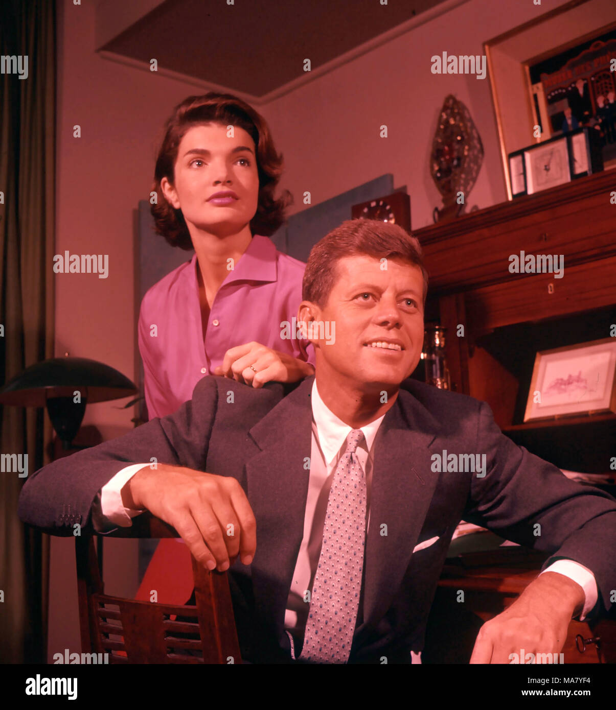 JOHN F. Kennedy (1917-1963) come Presidente degli Stati Uniti circa 1963 con sua moglie Jackie Foto Stock