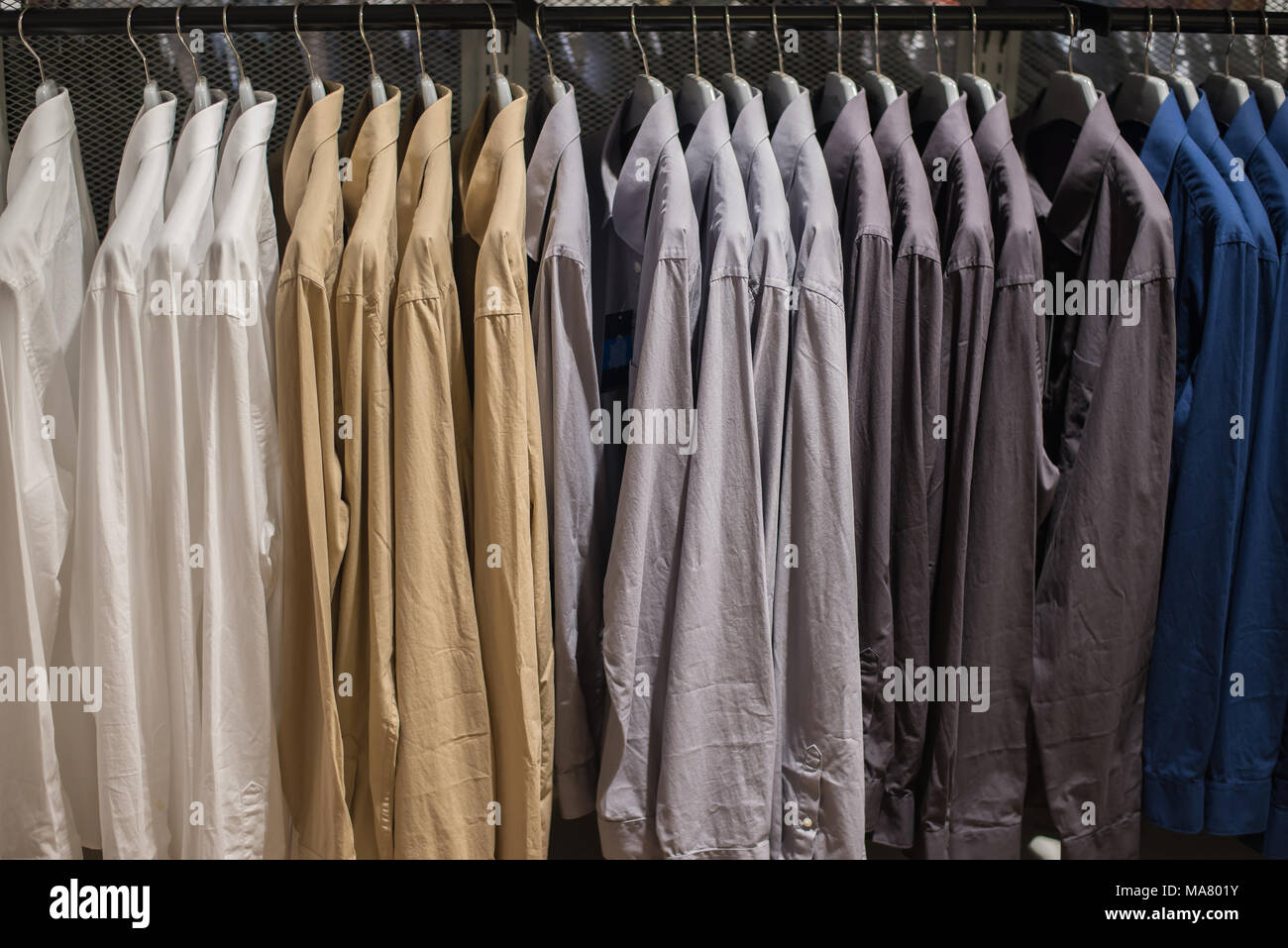 Shirt appeso sulla rampa al negozio di abbigliamento. Foto Stock
