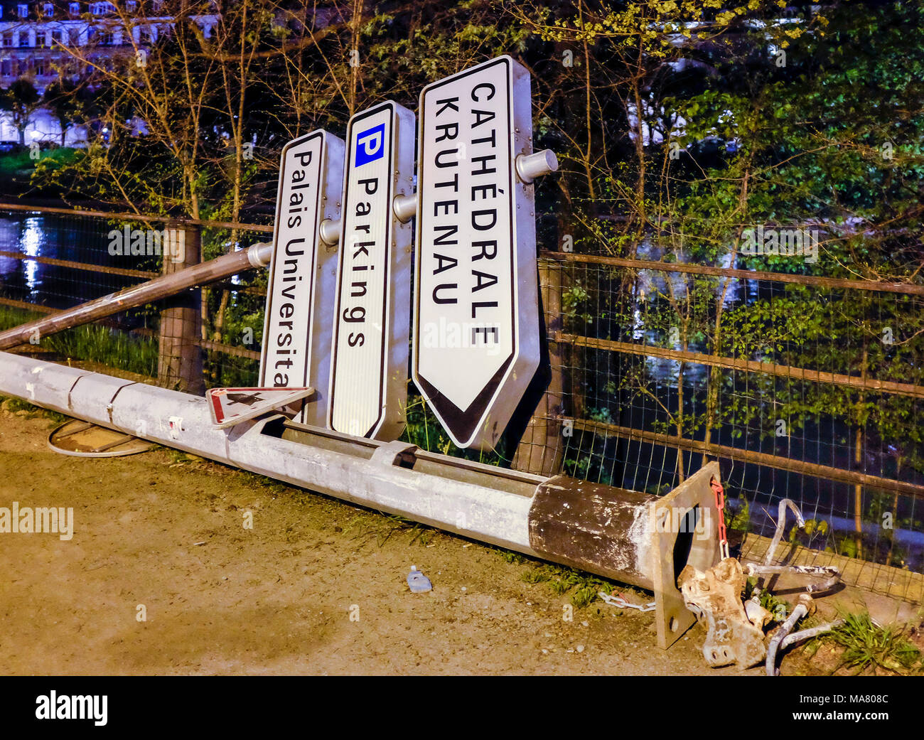 Ha abbattuto i cartelli stradali, posti, notte, Strasburgo, Alsazia, Francia, Europa Foto Stock