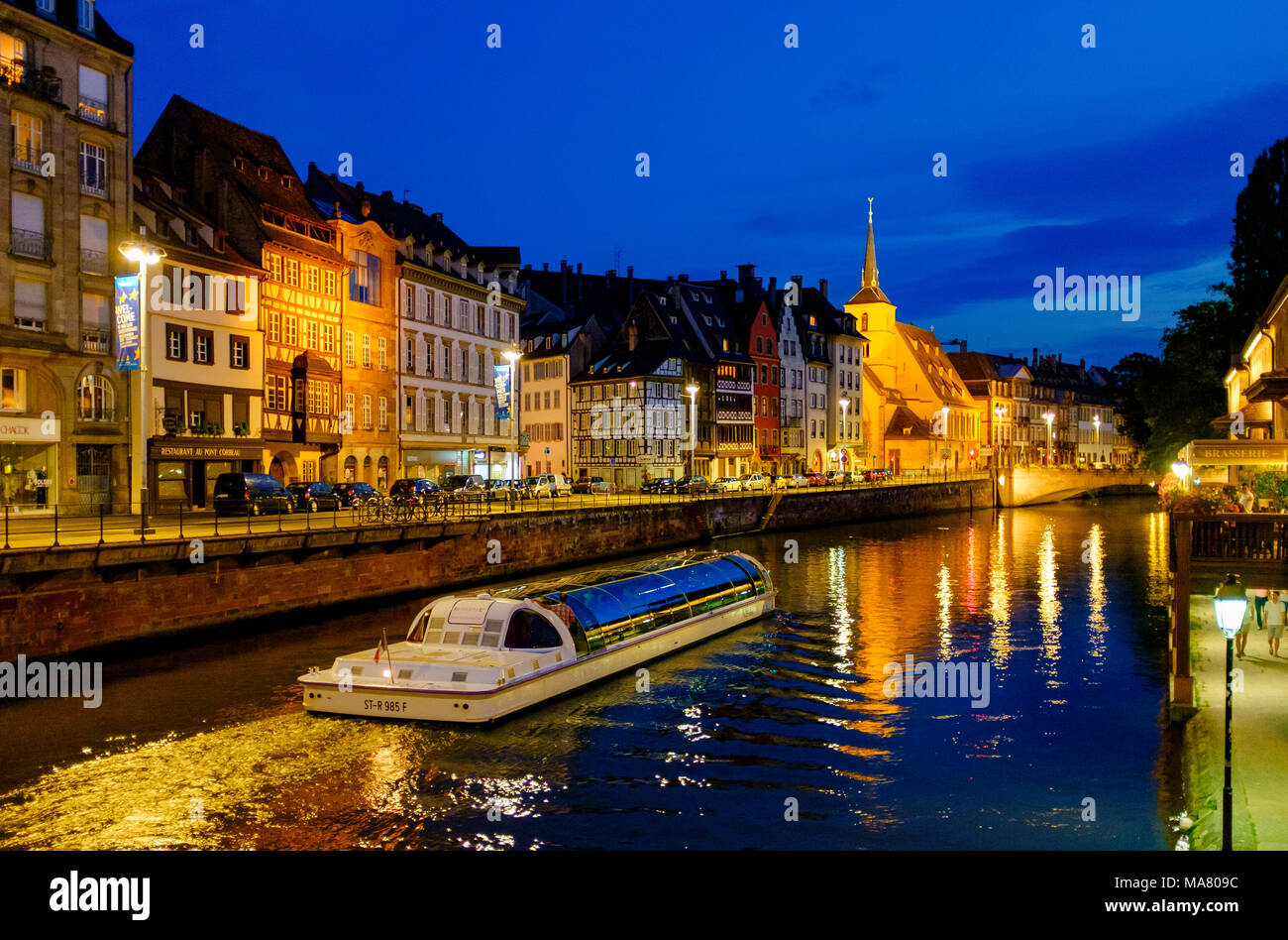 Quai des Bateliers quay, case medievali, St Nicolas Church, escursioni in barca, fiume Ill, notte, Strasburgo, Alsazia, Francia, Europa Foto Stock