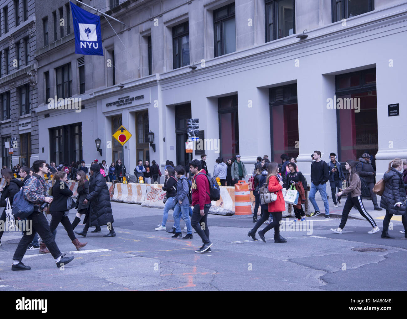 NY studenti universitari modifica classi su strada a Waverly Pl & Mercer nel Greenwich Village di New York City. Foto Stock