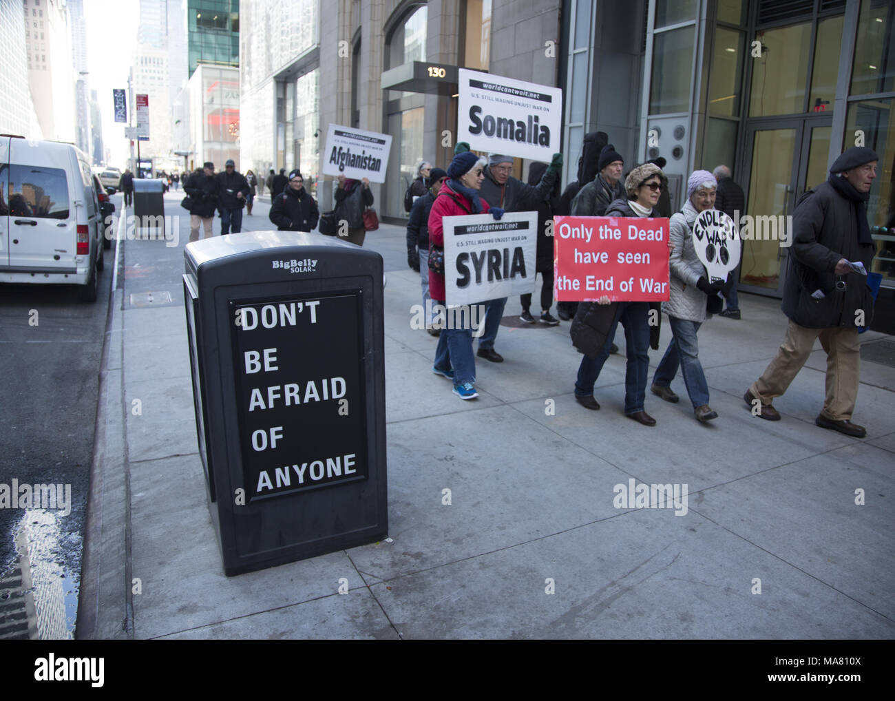 Il quindicesimo anniversario della guerra americana in Iraq la pace attivisti critico d'America una politica aggressiva di azioni militari in tutto il mondo è venuto a parlare fuori contro tutti noi aggressione militare. La città di New York. Foto Stock