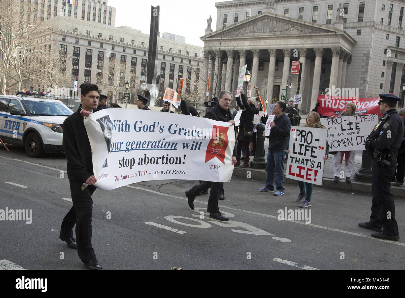 International dono della vita rally annuale e a piedi del Movimento per la vita di gruppi e individui ha avuto luogo la domenica delle Palme Marzo 24, 2018 in Lower Manhattan. Pro-scelta contro i manifestanti a farsi sentire nelle vicinanze. Foto Stock