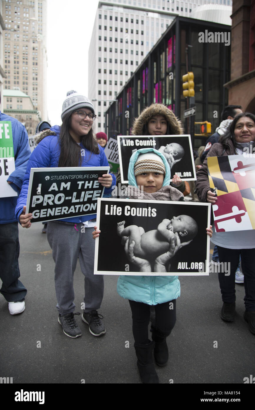 International dono della vita rally annuale e a piedi del Movimento per la vita di gruppi e individui ha avuto luogo la domenica delle Palme Marzo 24, 2018 in Lower Manhattan. Foto Stock