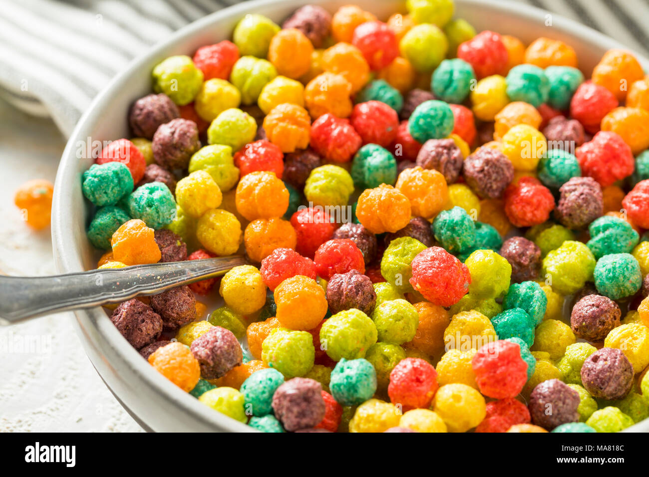 Zucchero colorato prima colazione a base di cereali con latte e pane tostato Foto Stock