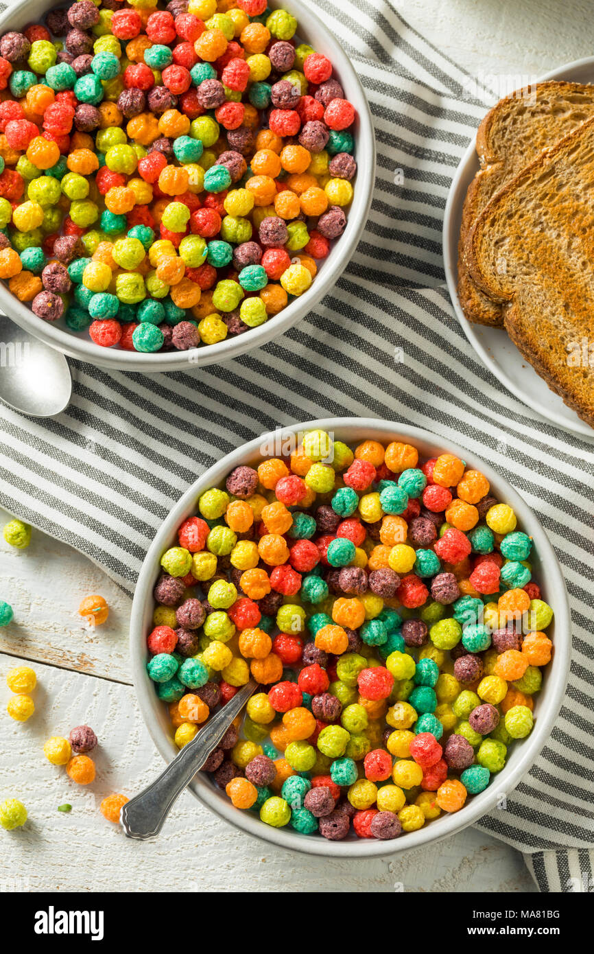 Zucchero colorato prima colazione a base di cereali con latte e pane tostato Foto Stock