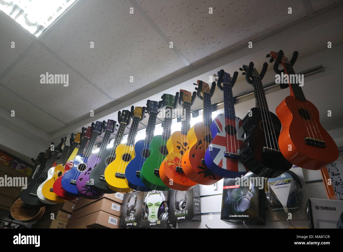 Multi-colore di ukulele chitarre in uno strumento musicale store Foto Stock Multi-colore di ukulele chitarre in uno strumento musicale store Foto Stock