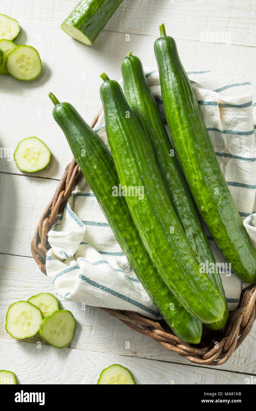 Un sano verde biologico inglese cetrioli pronto a mangiare Foto Stock