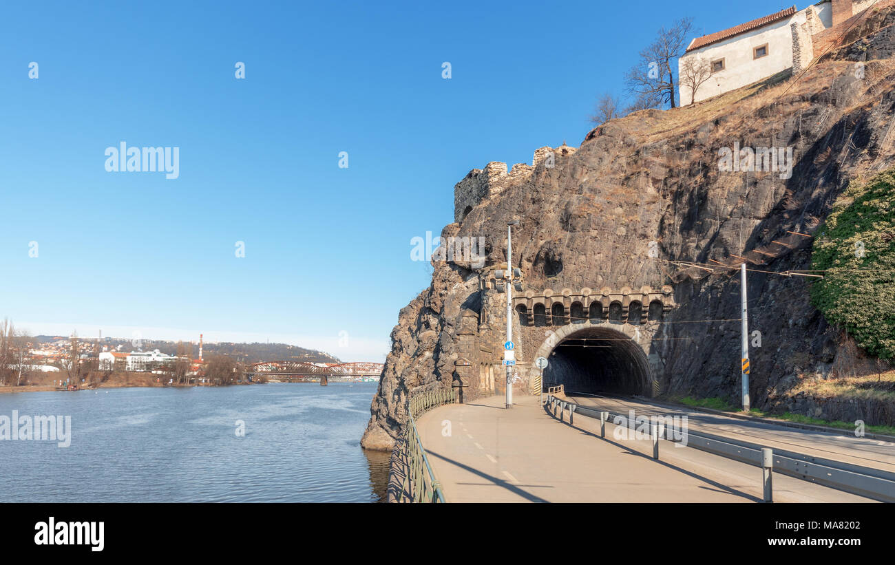 La vecchia fortezza di Vysehrad è l'antico luogo di Praga. Il pezzo di roccia sopra il fiume Vltava, uno dei più antichi insediamenti sulla zona di Praga in passato. Th Foto Stock