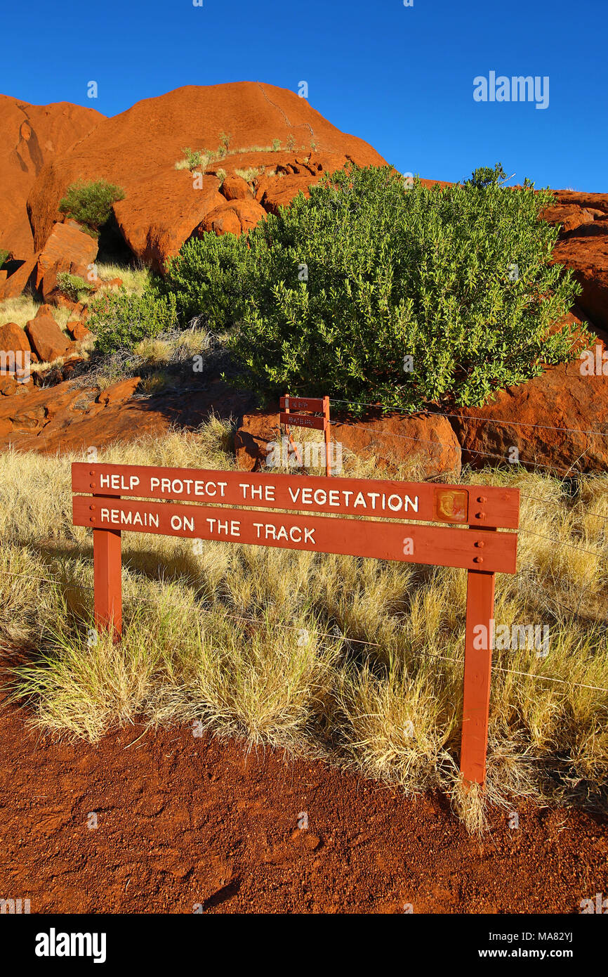 Rimanere sulla strada un cartello di segnalazione a Uluru Ayers Rock, Uluru-Kata Tjuta National Park, il Territorio del Nord, l'Australia Foto Stock