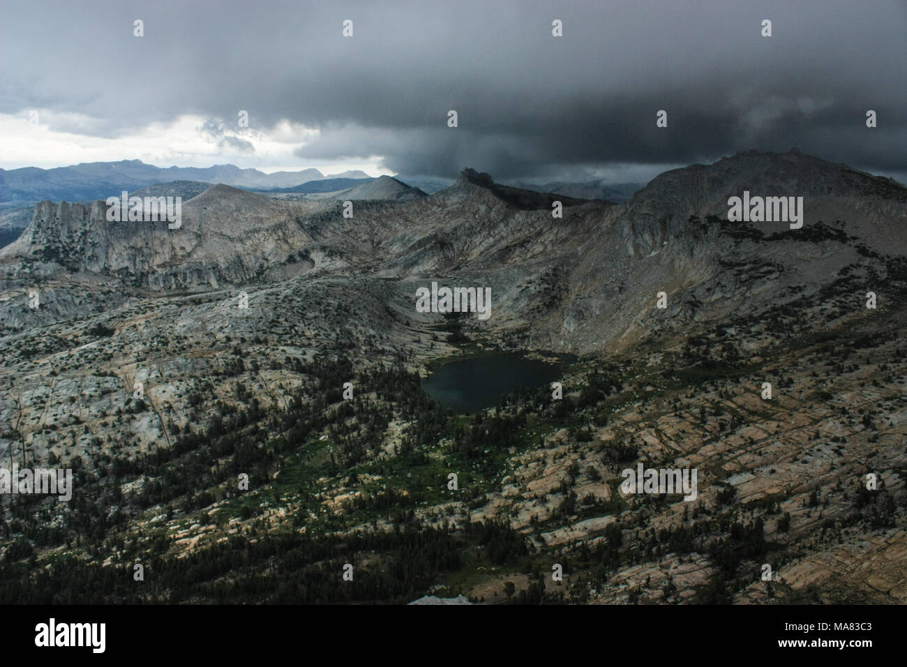 Vista dalla Cattedrale di picco, il parafulmine di Yosemite National Park con una splendida vista sul paesaggio e una tempesta in arrivo. Foto Stock