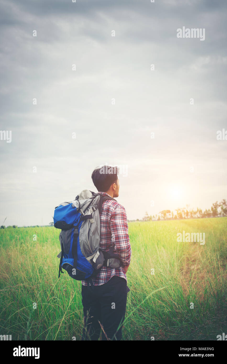 Hipster uomo con lo zaino sulle spalle,il tempo di andare in  viaggio,turismo concept Foto stock - Alamy