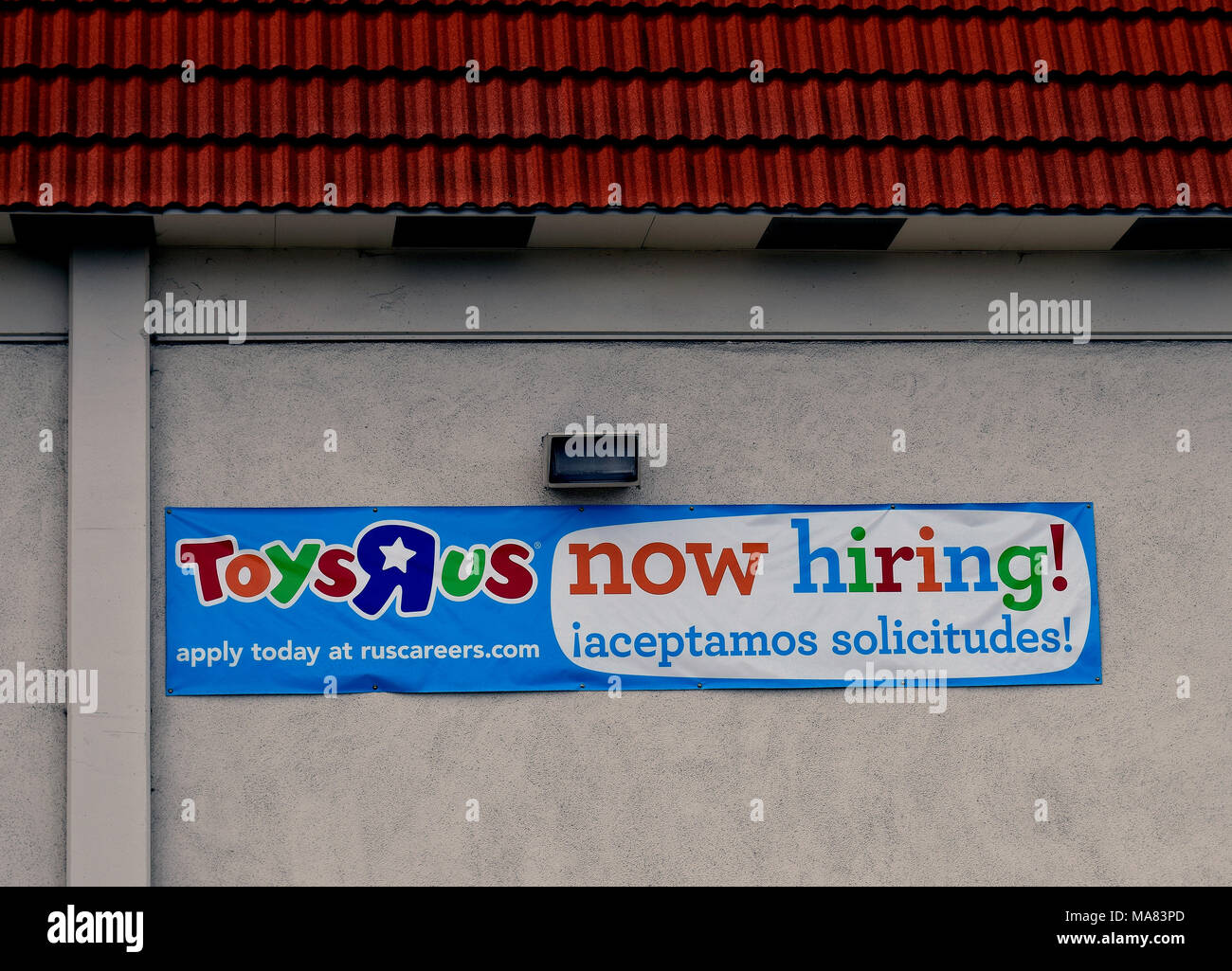 Ora affitto banner sul lato di una chiusura di Toys R Us store in Hayward, California, 30 marzo 2018, US Foto Stock