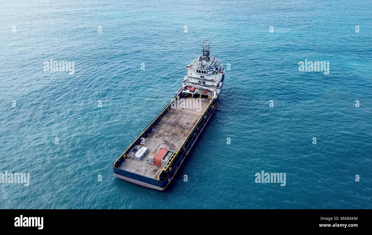 Alimentazione offshore Nave - top down di immagini aeree. Foto Stock