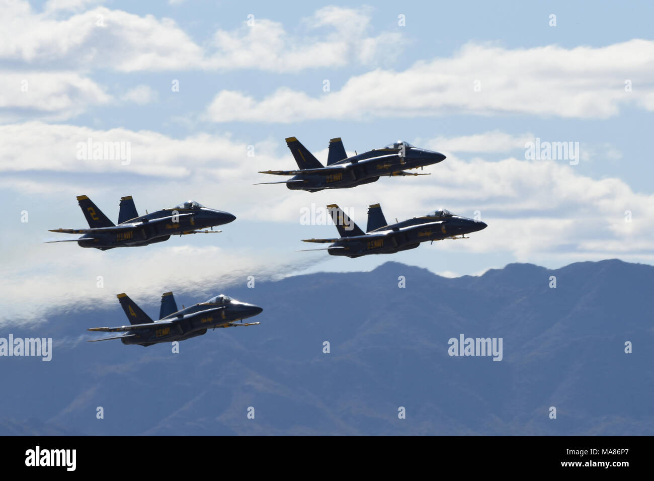 Gli Stati Uniti Navy Blue Angels dimostrare la qualità superiore di manovrabilità dell'F/A-18 cellula, durante manovre acrobatiche, per gli spettatori di Luca Giorni, Luke Air Force Base, Ariz., Marzo 17, 2018. Luca giorni dimostra la Air Force continui progressi nella costruzione del futuro di airpower con militari e civili di aria agisce inclusi gli Stati Uniti. Navy Blue Angels, F-35 e F-22 visualizza statico, scienza, tecnologia, ingegneria, matematica e mostre e le operazioni militari per le dimostrazioni. (U.S. Air Force foto/SSgt Chris Moore) Foto Stock