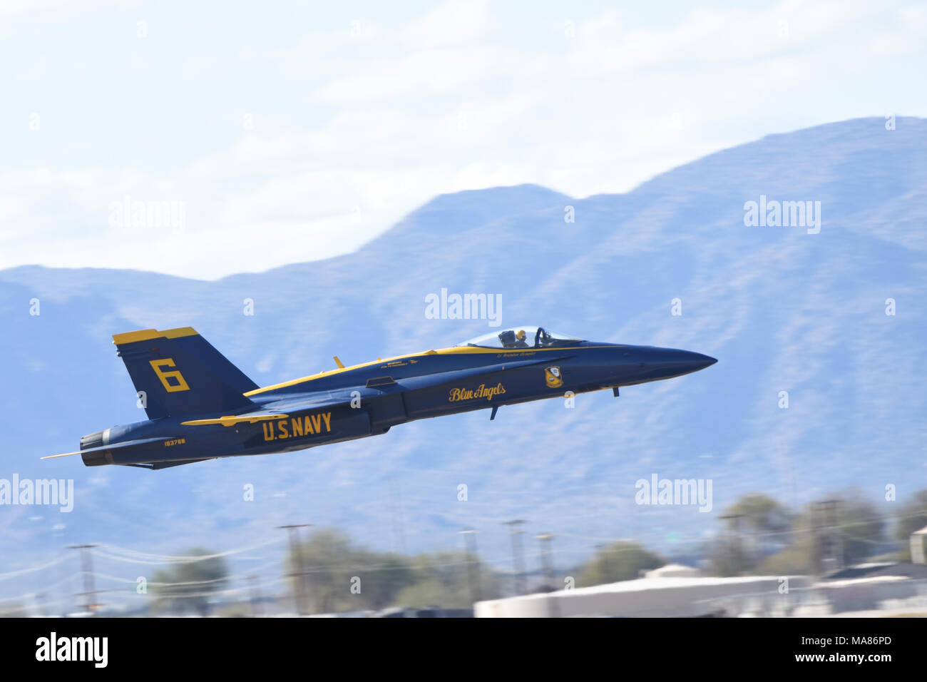 Gli Stati Uniti Navy Blue Angels dimostrare la qualità superiore di manovrabilità dell'F/A-18 cellula, durante manovre acrobatiche, per gli spettatori di Luca Giorni, Luke Air Force Base, Ariz., Marzo 17, 2018. Luca giorni dimostra la Air Force continui progressi nella costruzione del futuro di airpower con militari e civili di aria agisce inclusi gli Stati Uniti. Navy Blue Angels, F-35 e F-22 visualizza statico, scienza, tecnologia, ingegneria, matematica e mostre e le operazioni militari per le dimostrazioni. (U.S. Air Force foto/SSgt Chris Moore) Foto Stock