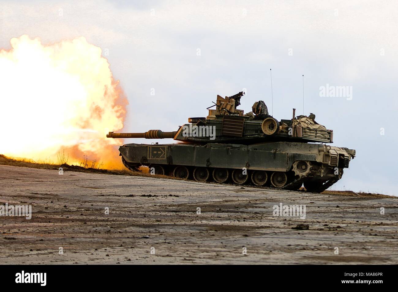 Un M1 Abrams serbatoio dal 5° Stormo, 4° reggimento di cavalleria, 2° Brigata corazzate contro la squadra, 1a divisione di fanteria, incendi di un round durante un combinato di armi fuoco vivo esercizio (CALFEX) a Grafenwoehr Area Formazione, Germania, Mar 28, 2018. (U.S. Esercito foto di Spc. Hubert D. Delany III / 22nd Mobile degli affari pubblici distacco) Foto Stock