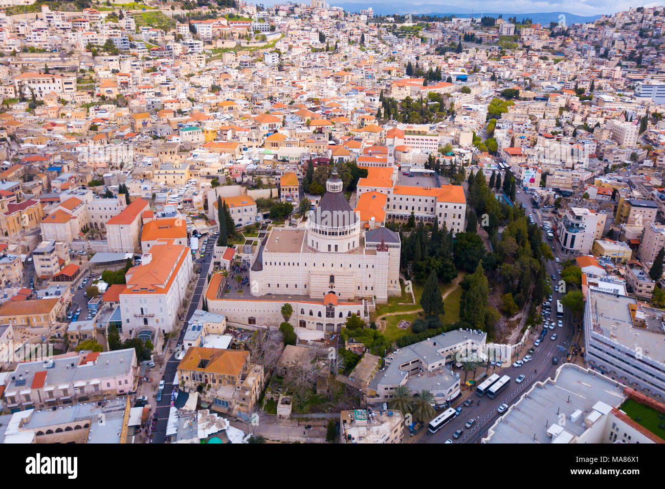 Immagine aerea della Basilica dell'Annunciazione oltre le vecchie case della città di Nazaret Foto Stock