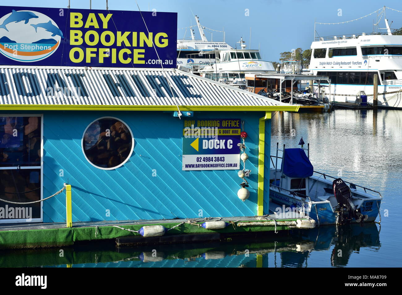 Bay ufficio prenotazione edificio sul pontile galleggiante tra barche in Nelson Bay marina. Foto Stock