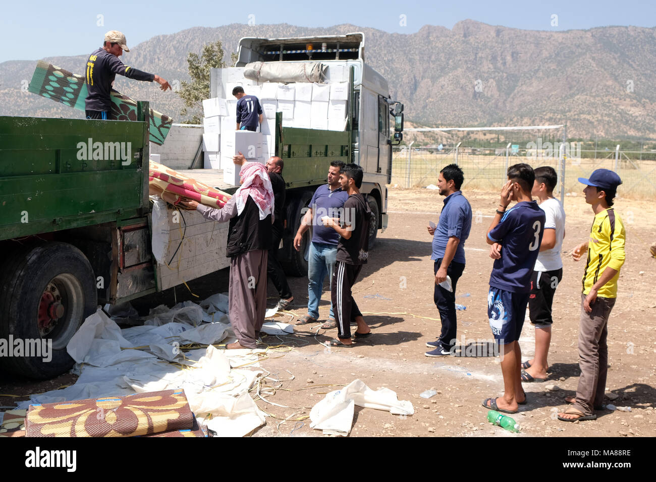 Nell Iraq del nord, Curdo Regione Autonoma: di forniture di soccorso sono distribuiti nel Dawidiya Camp per Yezidi sfollati dalla Montagne Sinjar Foto Stock