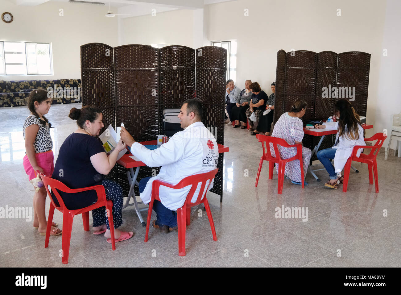 La Clinica Mobile della Caritas nel villaggio cristiano di Ayn Baqrah a Mar Addai Chiesa, Iraq settentrionale curda, Regione Autonoma Foto Stock