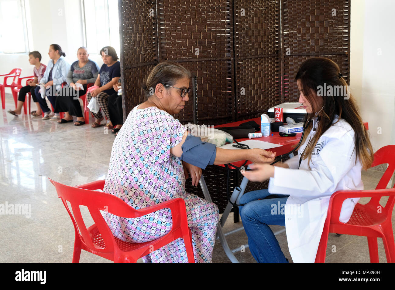 La Clinica Mobile della Caritas nel villaggio cristiano di Ayn Baqrah a Mar Addai Chiesa, Iraq settentrionale curda, Regione Autonoma Foto Stock