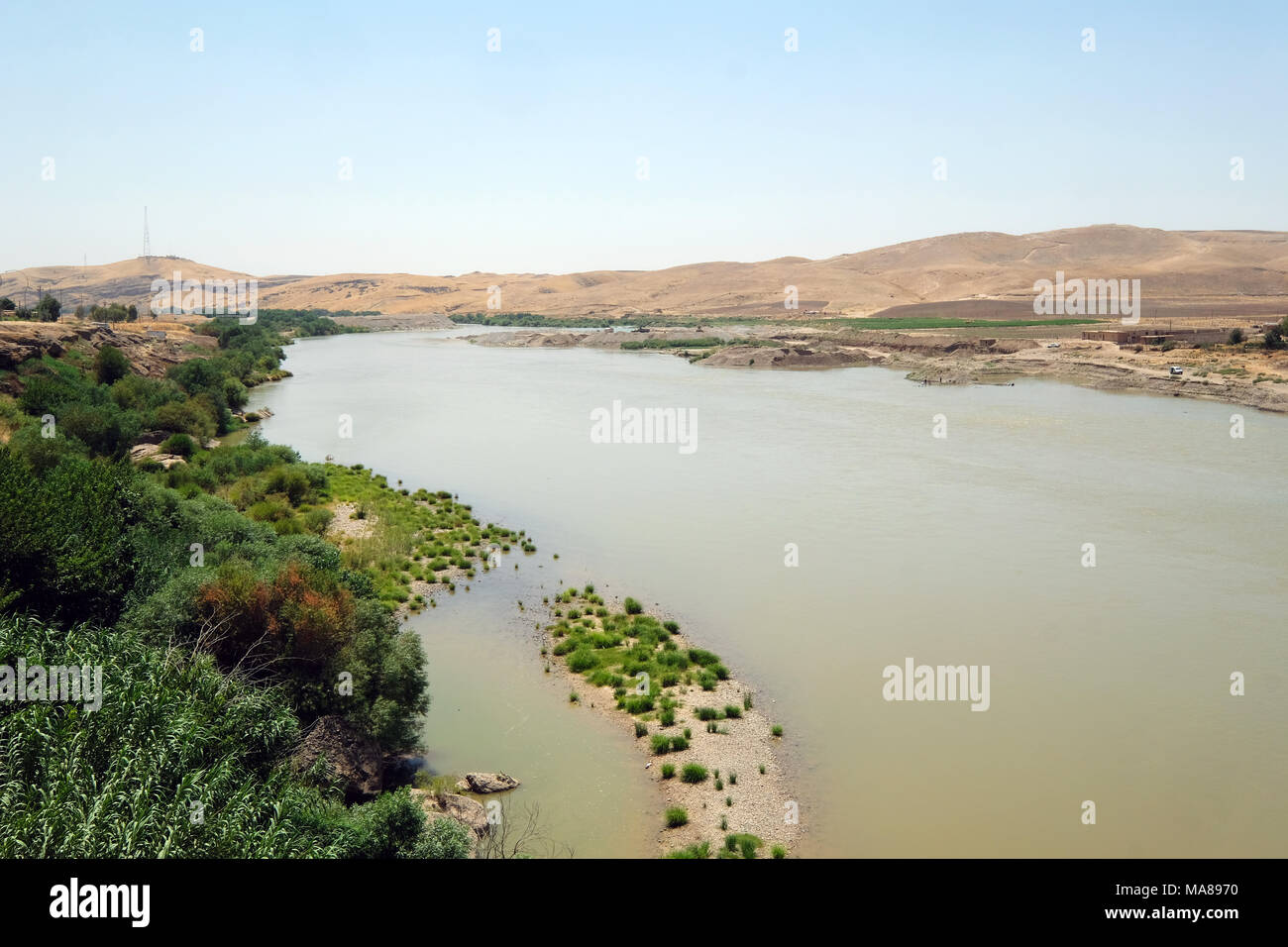 Il fiume di confine Faysh Khabour, destra Siria, lasciato l Iraq, Kurdistan Regione autonoma, in Iraq Foto Stock