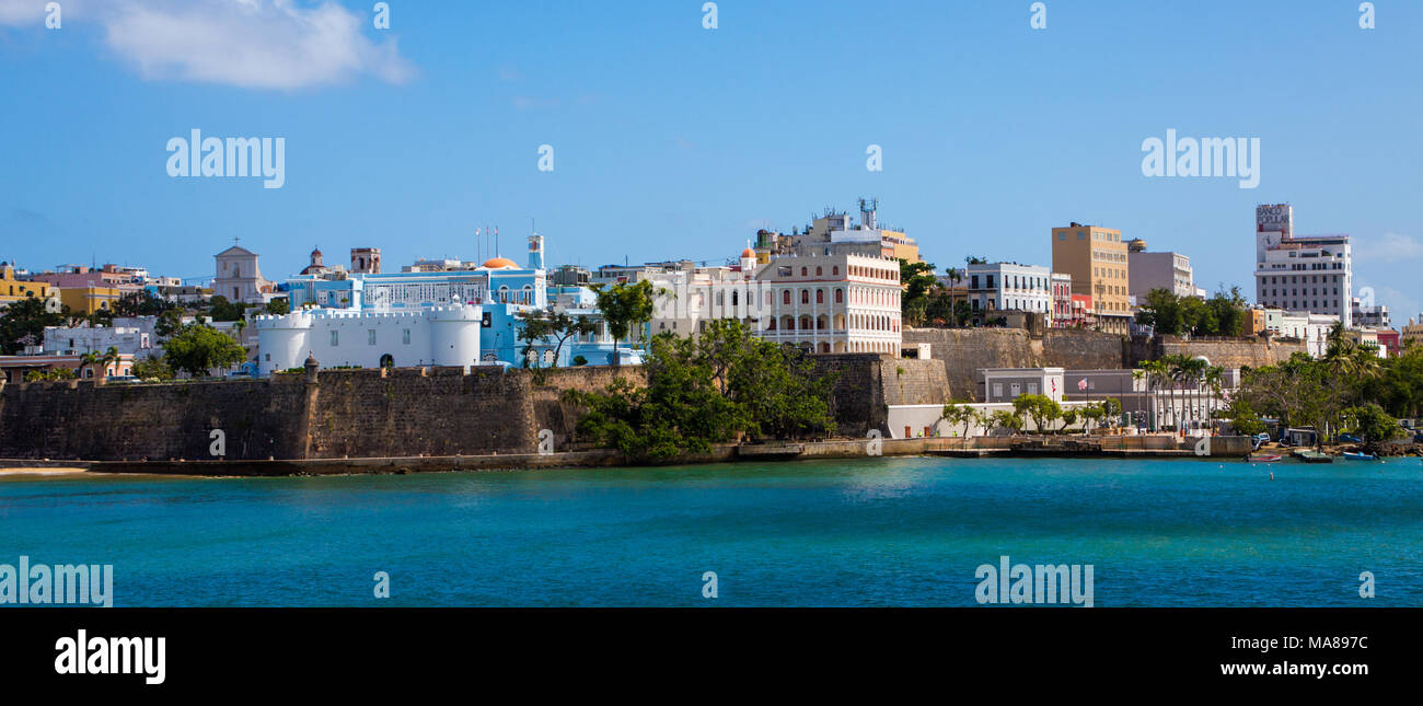 Gli edifici colorati su muro fortificato nella vecchia San Juan, Puerto Rico Foto Stock