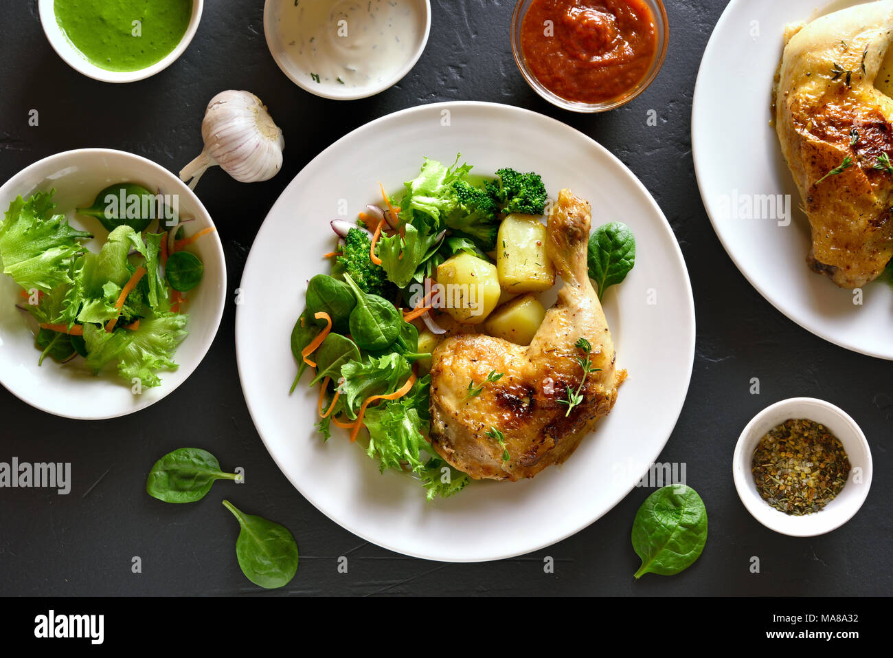 Piatto fro cena. Fritto di Pollo gamba con patate e insalata verde. Vista superiore, laici piatta Foto Stock