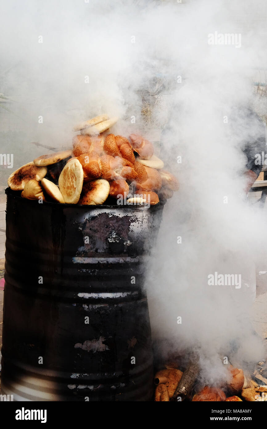 Chametz bruciano alla Pasqua ebraica - Masterizzazione di pane e alimenti non Kosher per la Pasqua alla vigilia delle festività Foto Stock