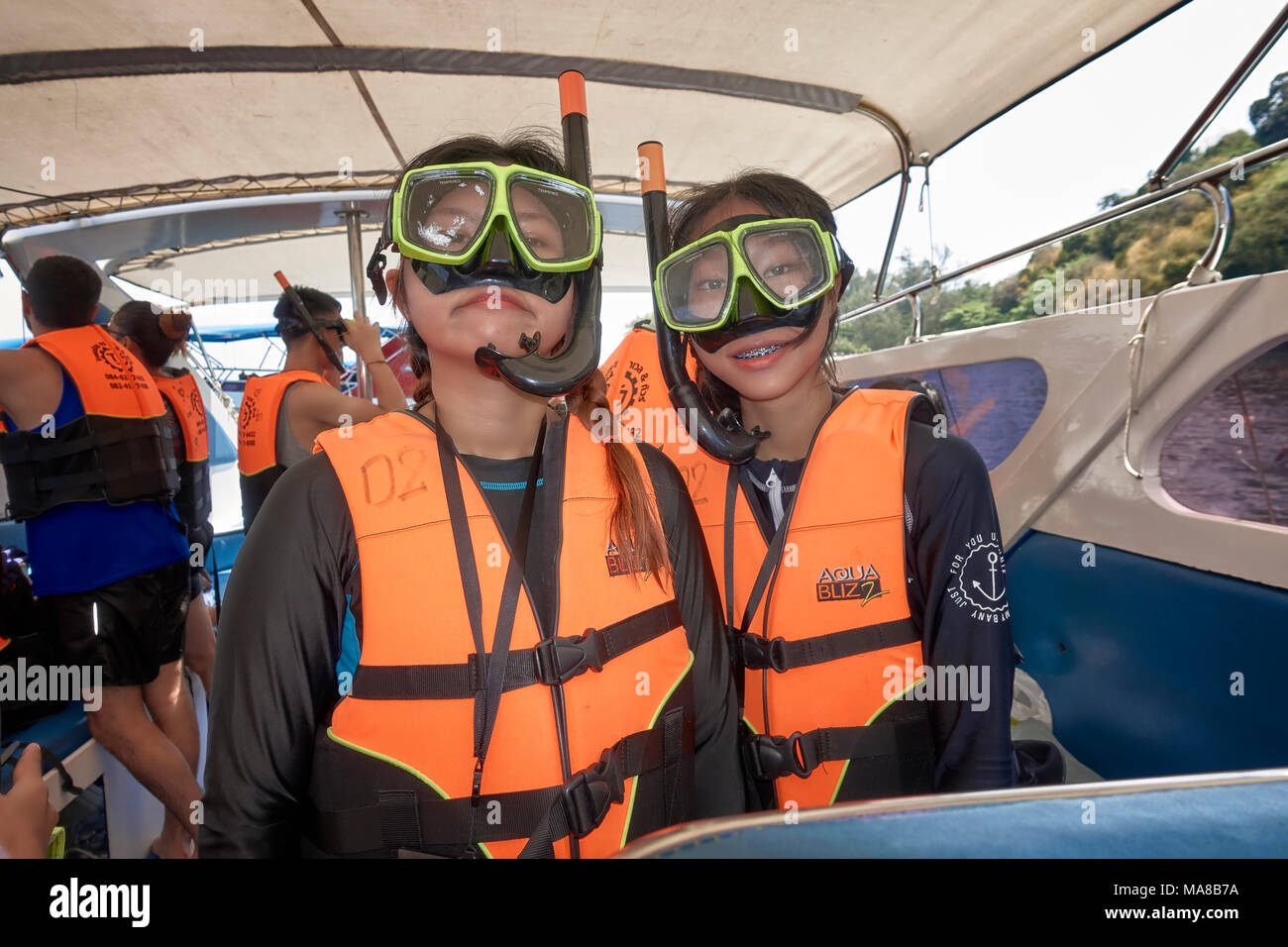 Lo snorkeling. Due ragazze giovani si preparano a immersione e indossa una  immersioni subacquee snorkeling maschera di sicurezza e giubbotto di  salvataggio Foto stock - Alamy