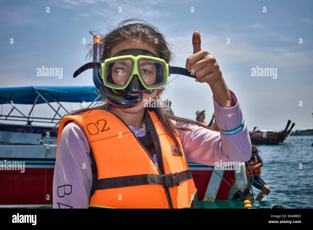 Lo snorkeling. La donna si prepara a tuffarsi e indossando un immersioni subacquee snorkeling maschera di sicurezza e giubbotto di salvataggio Foto Stock