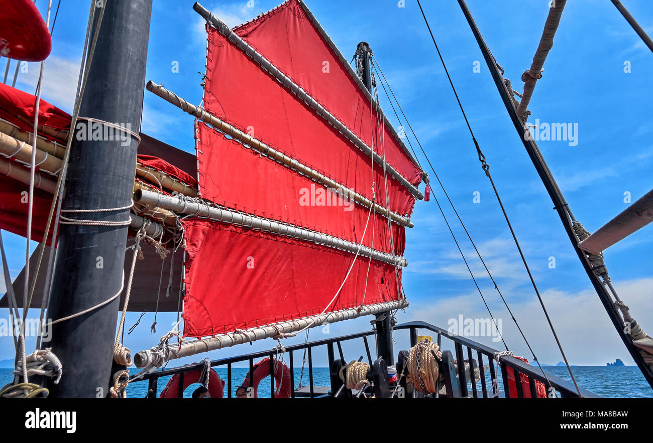 Tradizionale nave da crociera in legno spazzatura vela nel mare delle Andamane al largo della costa di Krabi. Thailandia Sud-est asiatico Foto Stock