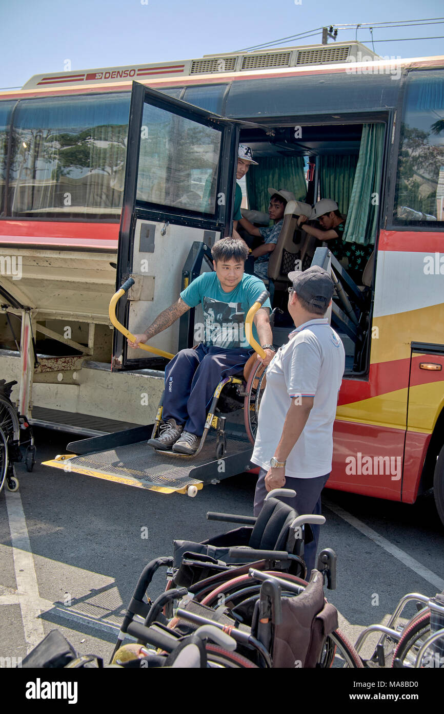 Sedia a rotelle Ascensore e punto di sollevamento su un pullman modificati per disabili Foto Stock