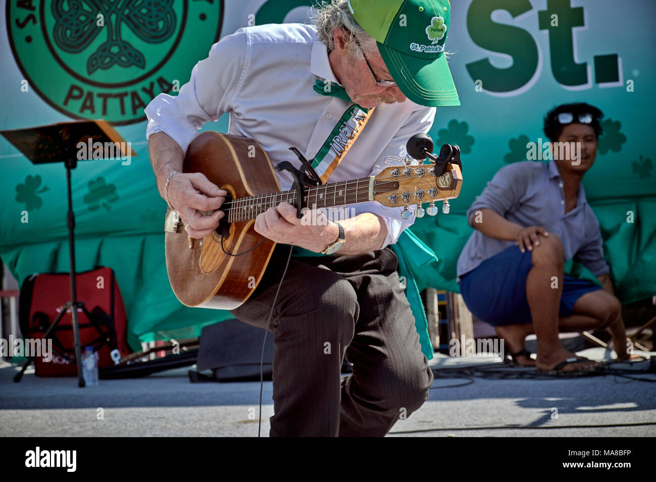 La band irlandese Cèilidh si esibisce sul palco il giorno di San Patrizio Thailandia Sud-Est asiatico Foto Stock