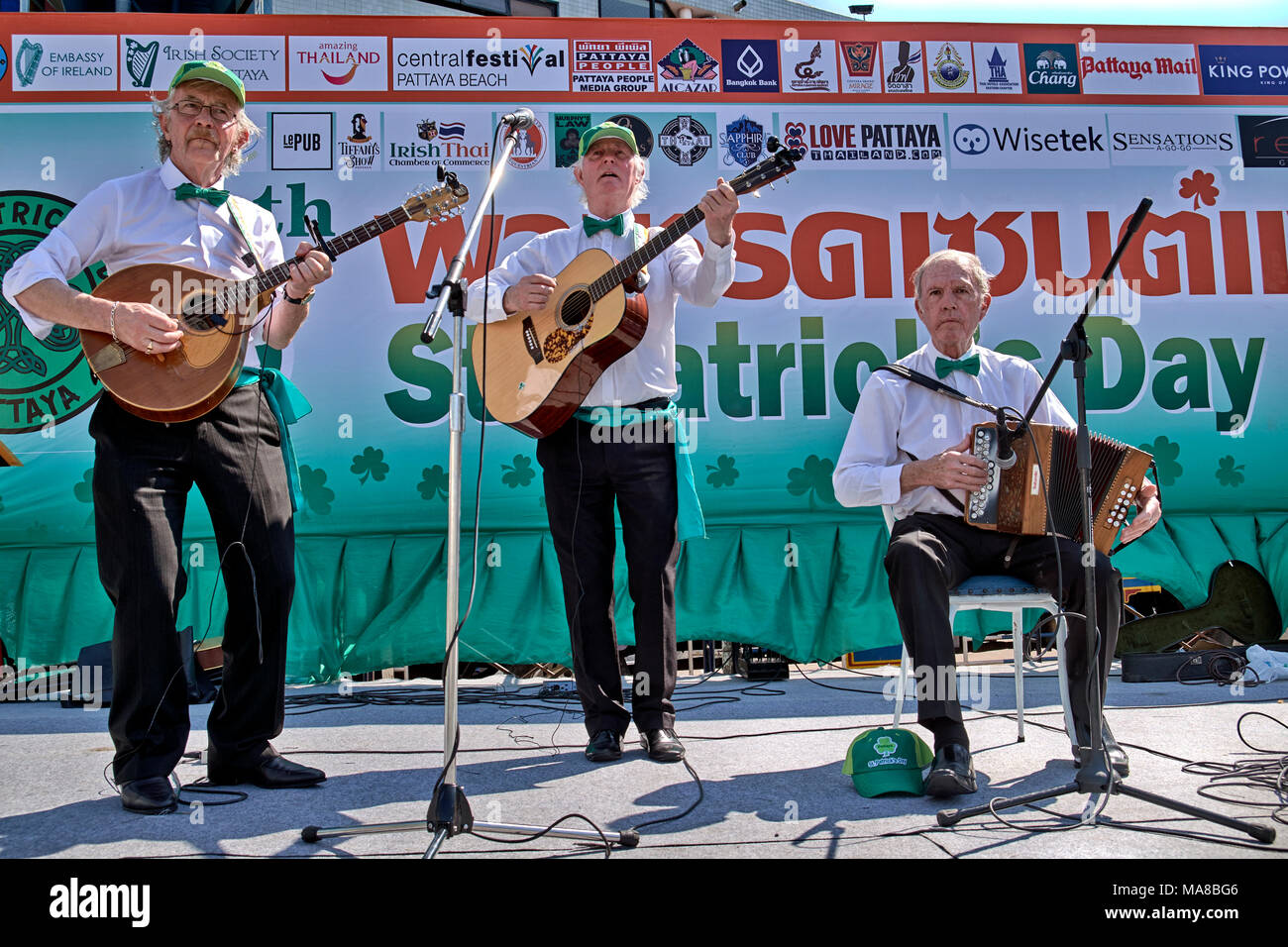 La band irlandese Ceilidh si esibisce sul palco il giorno di San Patrizio Thailandia Sud-Est asiatico Foto Stock