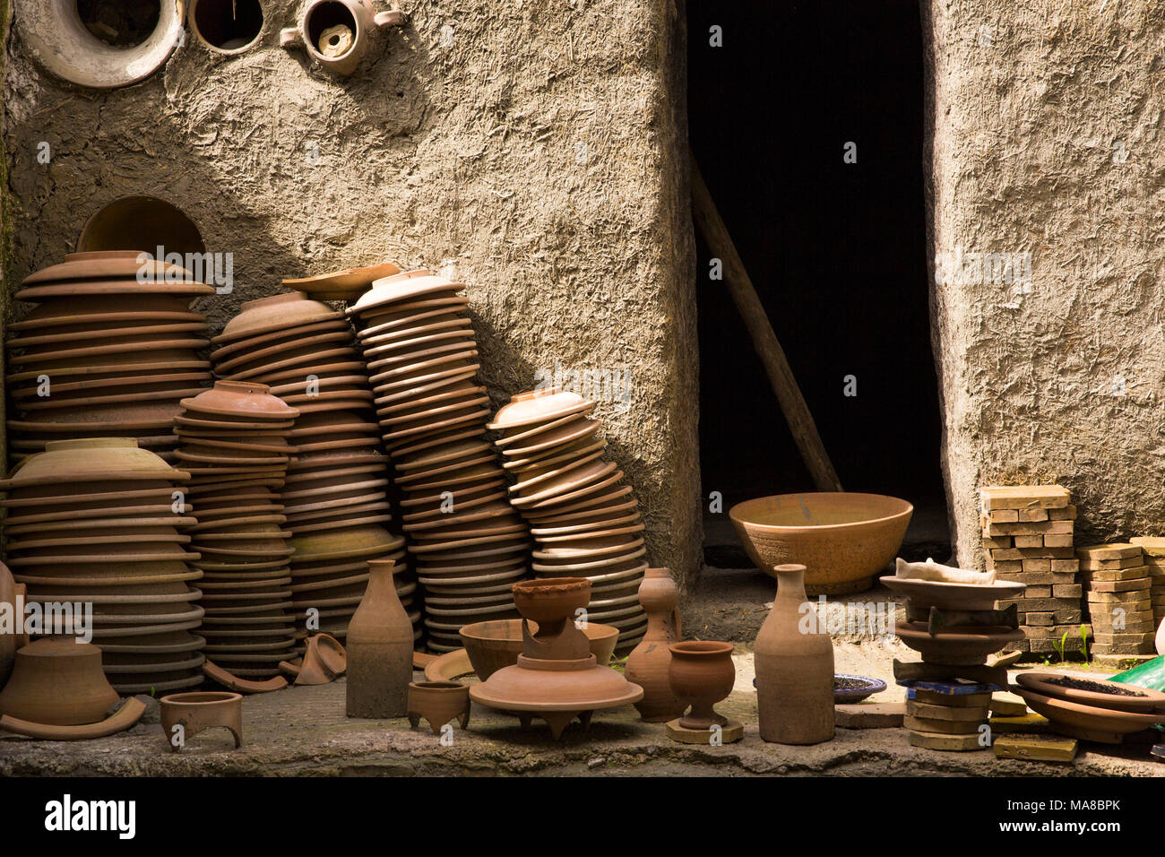 Il Marocco, Fes, Quartier des Potiers, Mosaique et Poterie de Fes, ceramiche, vecchio forno, Biscotto cotto pots Foto Stock