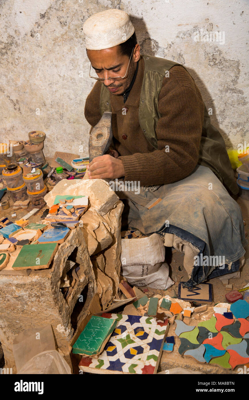 Il Marocco, Fes, Quartier des Potiers, ceramiche, lavoratori manuali di taglio modellato zellij decorazione di piastrelle Foto Stock