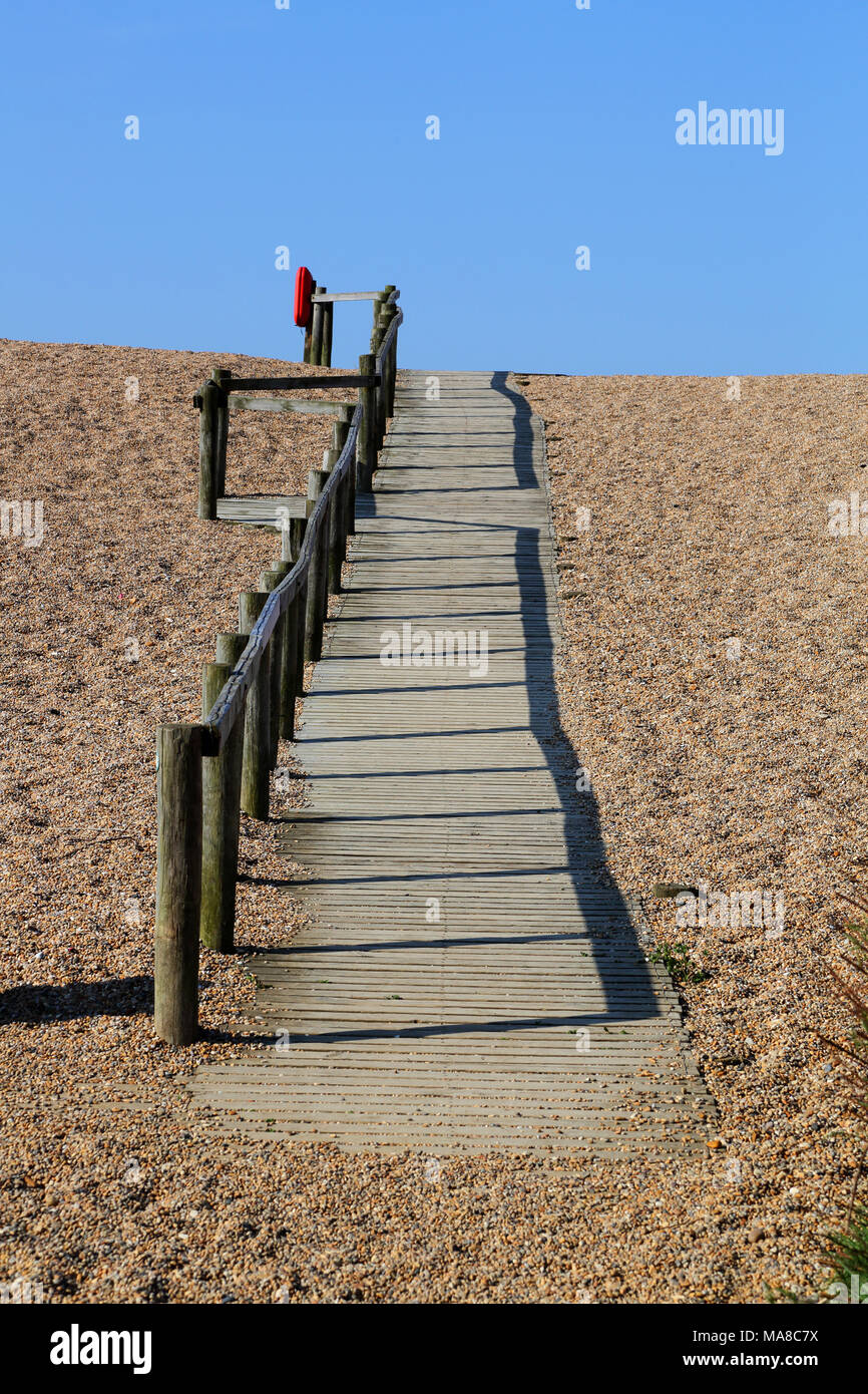 Passeggiata a Chesil Beach a abbotsbury lungo la costa del Dorset Foto Stock