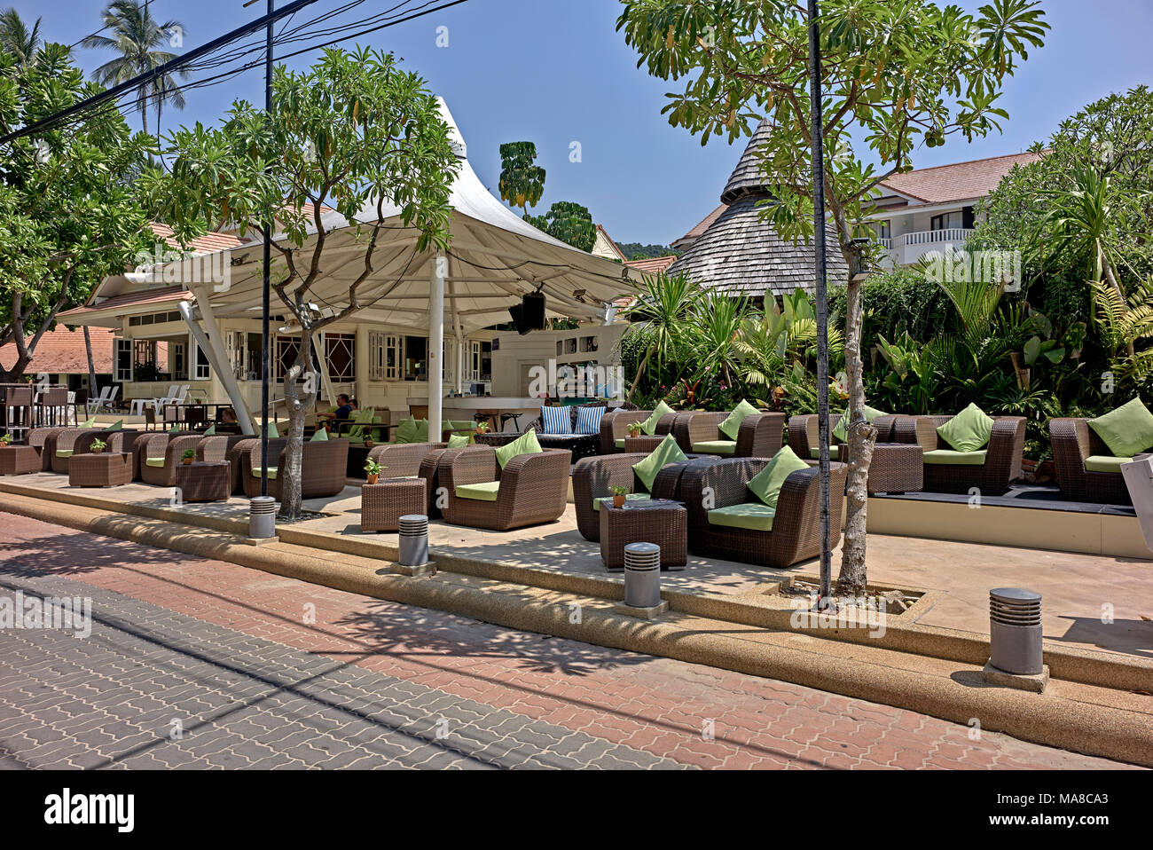 Krabi Thailandia. Località turistica con mobili di vimini. Ao Nang Beach Road Foto Stock