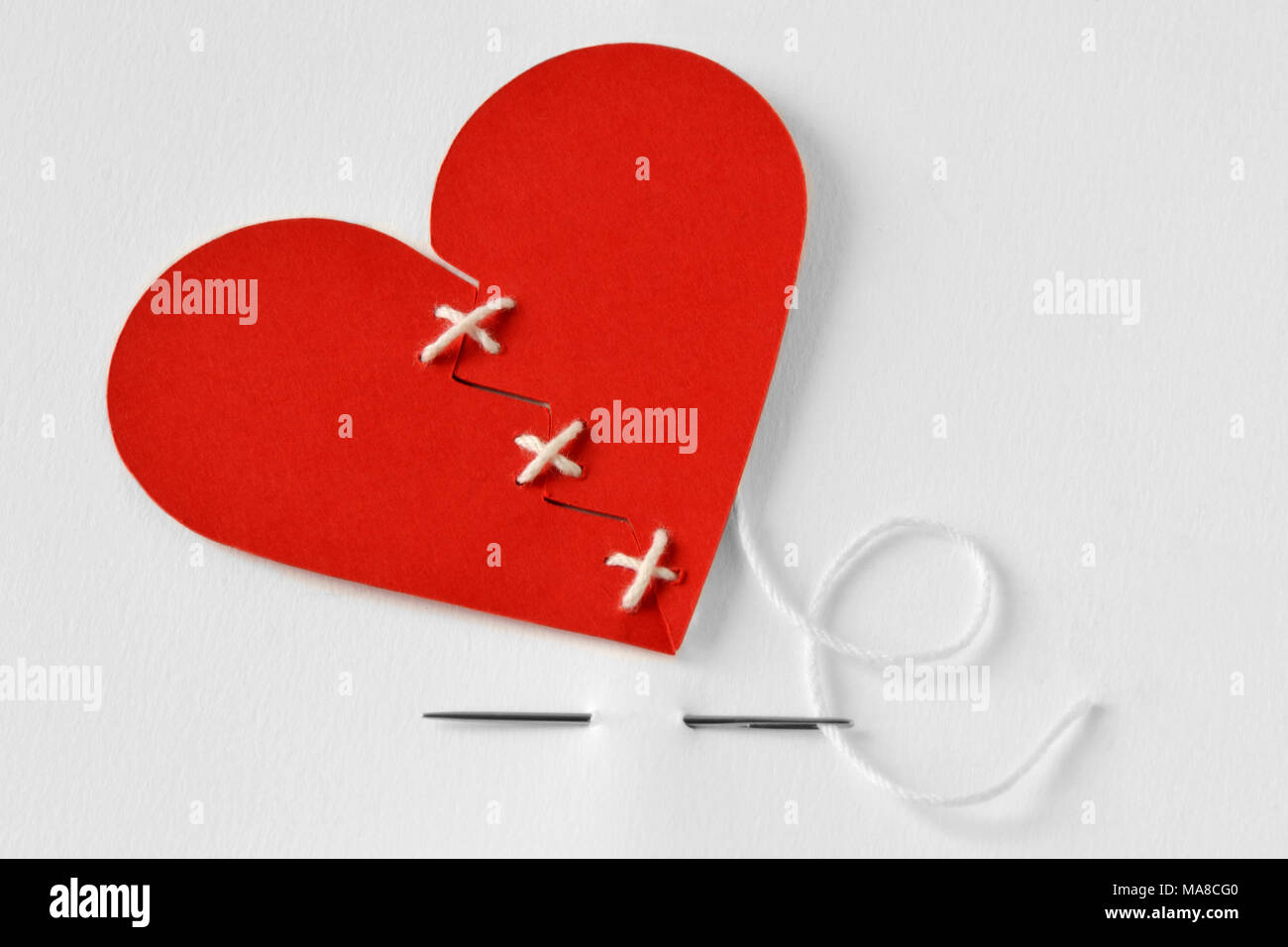 Carta cuore spezzato cuciti con ago e filo - Amore guai concept Foto Stock