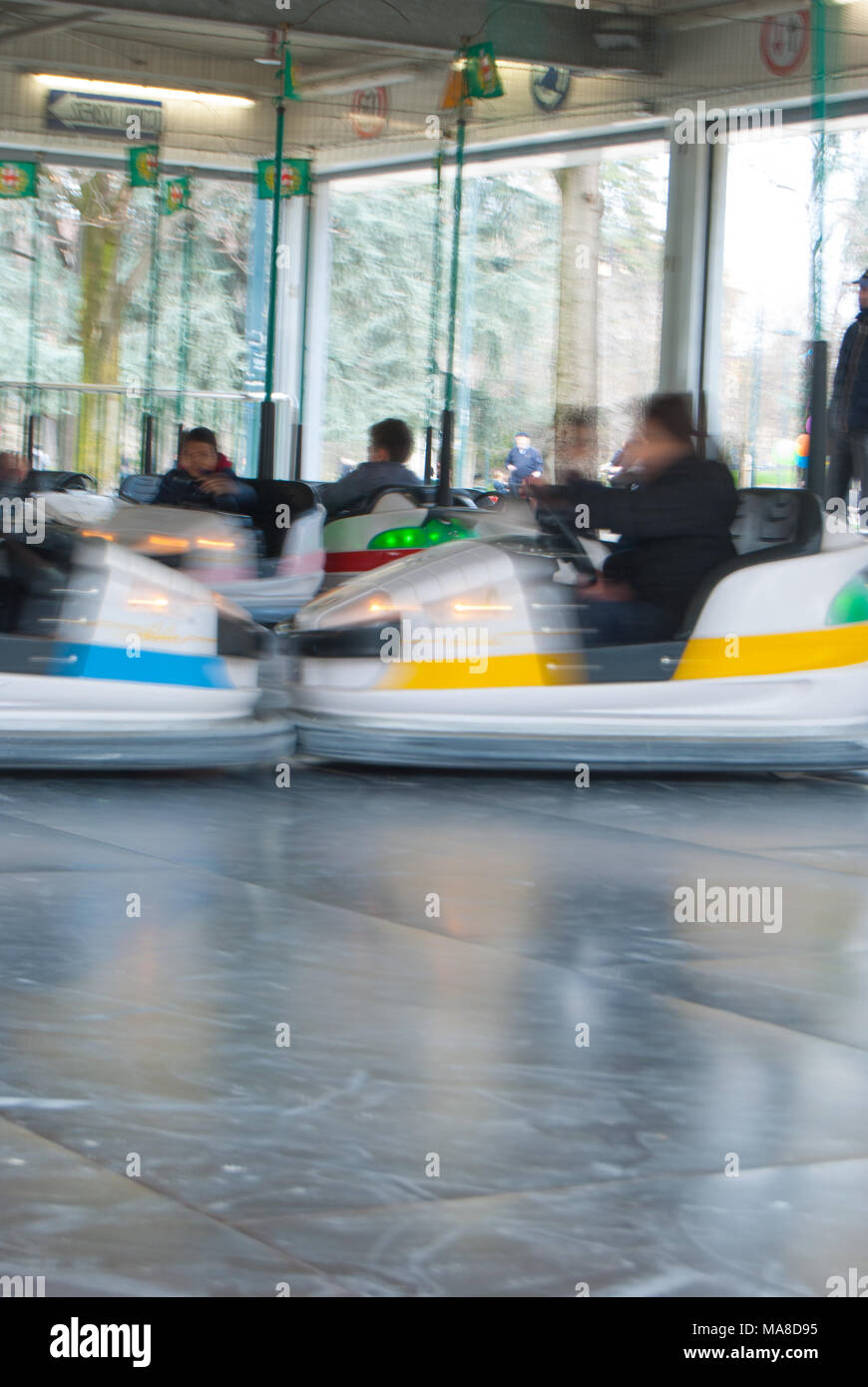 Pomeriggio al parco giochi giochi con la famiglia Foto Stock