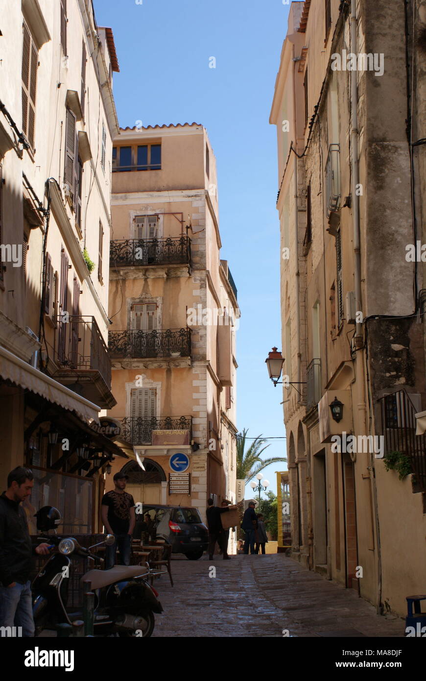 Street view, Bonifacio superiore città vecchia, Bonifacio, Corsica Foto Stock