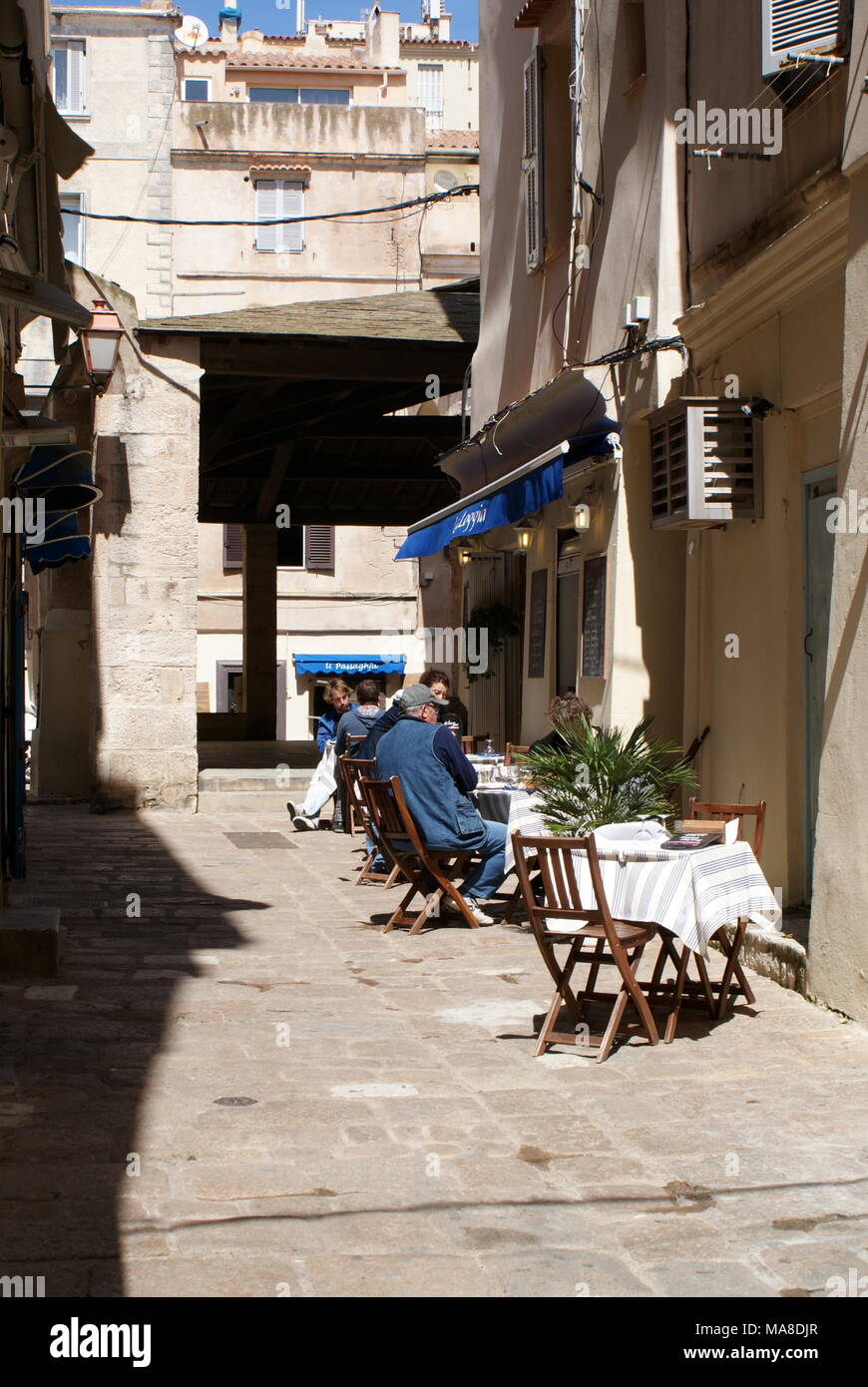Street Cafe Bonifacio città vecchia, Bonifacio, Corsica, Francia Foto Stock