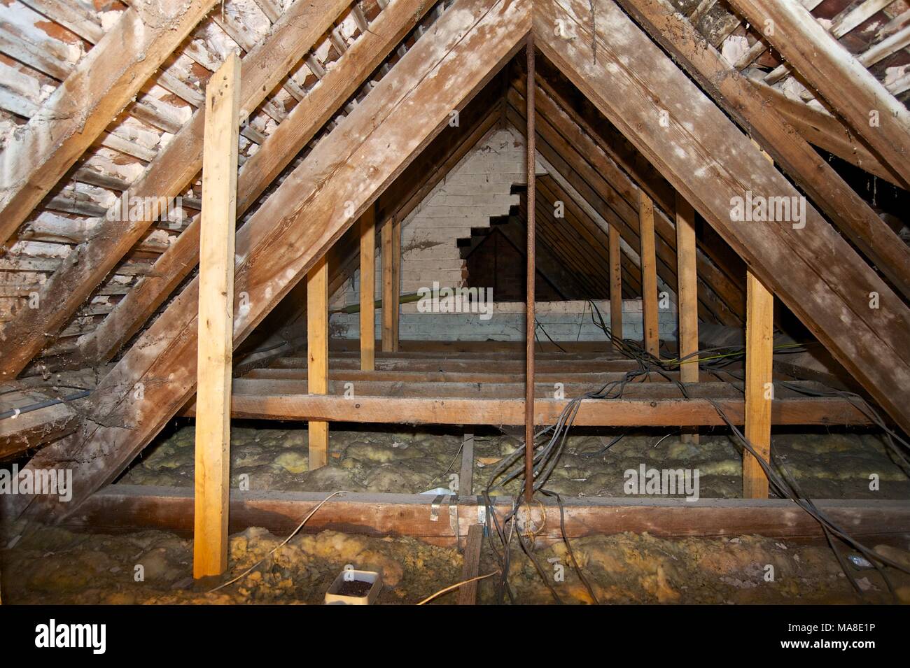 Progetto di ri-tetto e ri-piastrella una casa in Shropshire costruito nel novecento - interno mostra mattonelle originali - puntoni sono stati mantenuti Foto Stock