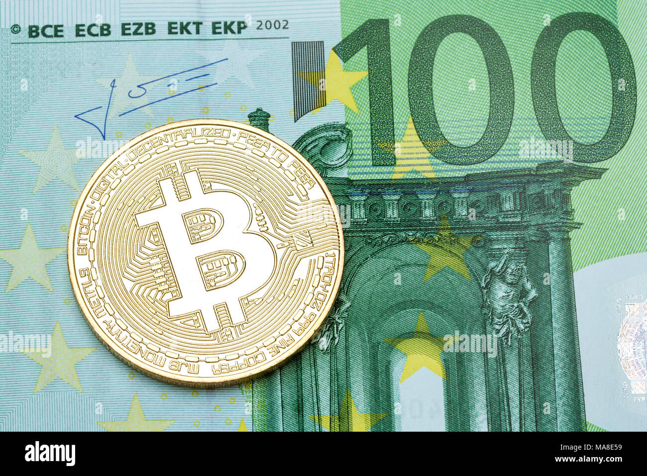 Golden bitcoin su 100 di banconote in euro Foto stock - Alamy