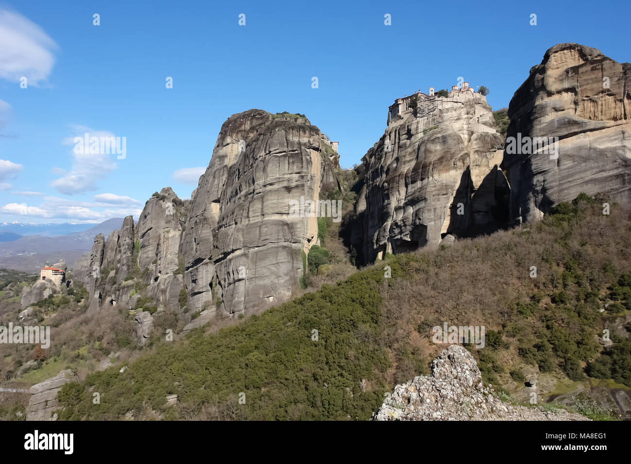 Bella vista dei monasteri di Meteora nella primavera del giorno soleggiato, Grecia. Foto Stock