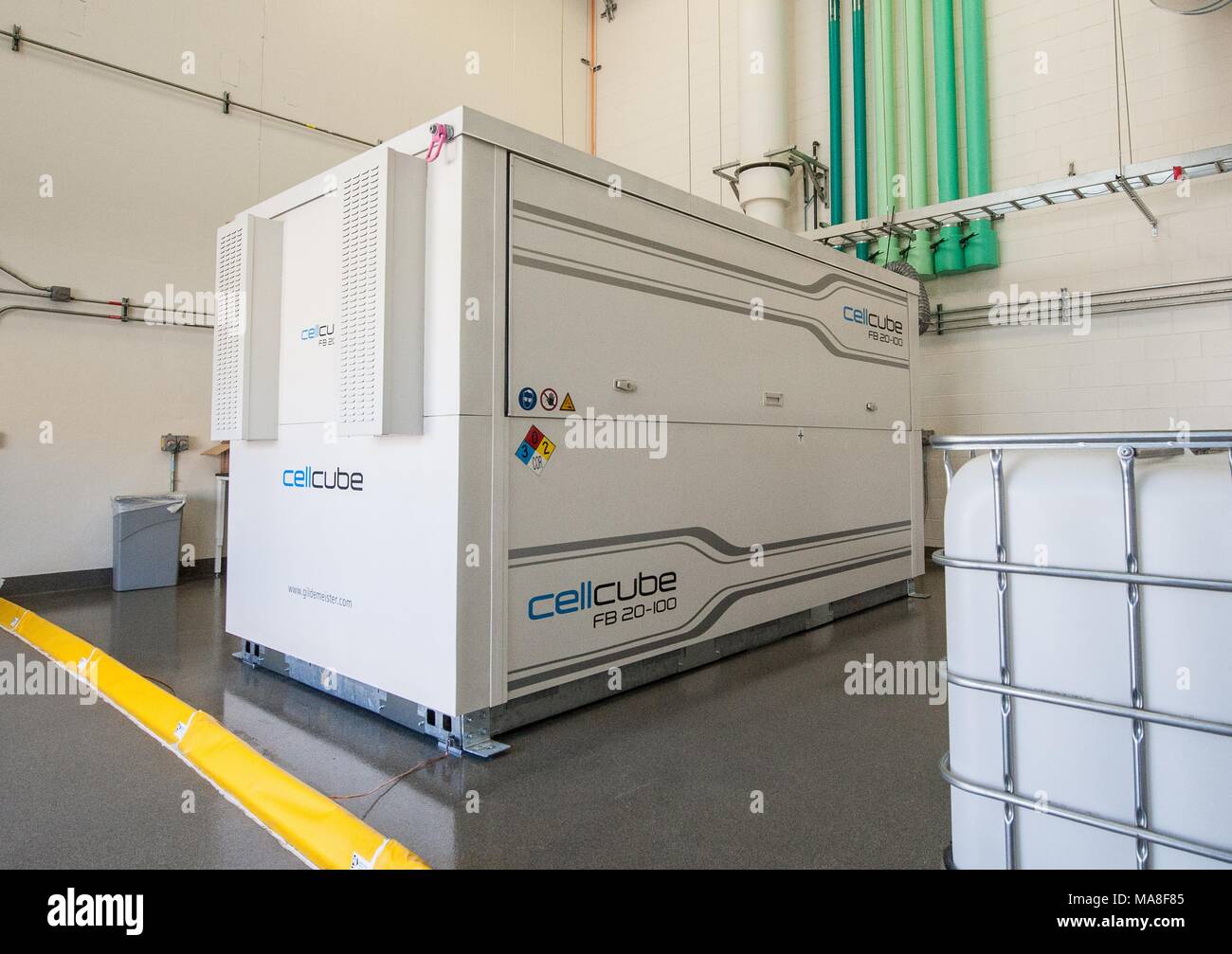 Flusso CellCube batteria FB20-100, prodotto in collaborazione con American Vanadio, un sistema integrato di immagazzinamento di energia, società e lavoro-per-altri (WFO) che si trova in un laboratorio a livello nazionale delle energie rinnovabili di energia dell'integrazione di sistemi Facility (ESIF), Immagine cortesia del Dipartimento dell'energia degli Stati Uniti, 19 agosto 2014. () Foto Stock