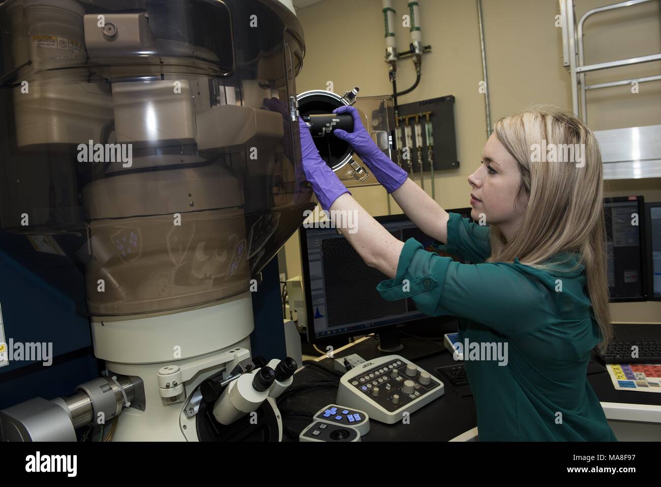 Ricercatore femmina utilizza il freddo del campo di scansione di emissione  di trasmissione (CFE-gambo) e al microscopio elettronico a trasmissione  (TEM) in un laboratorio situato in Pacific Northwest National Laboratory  (PNNL) situato