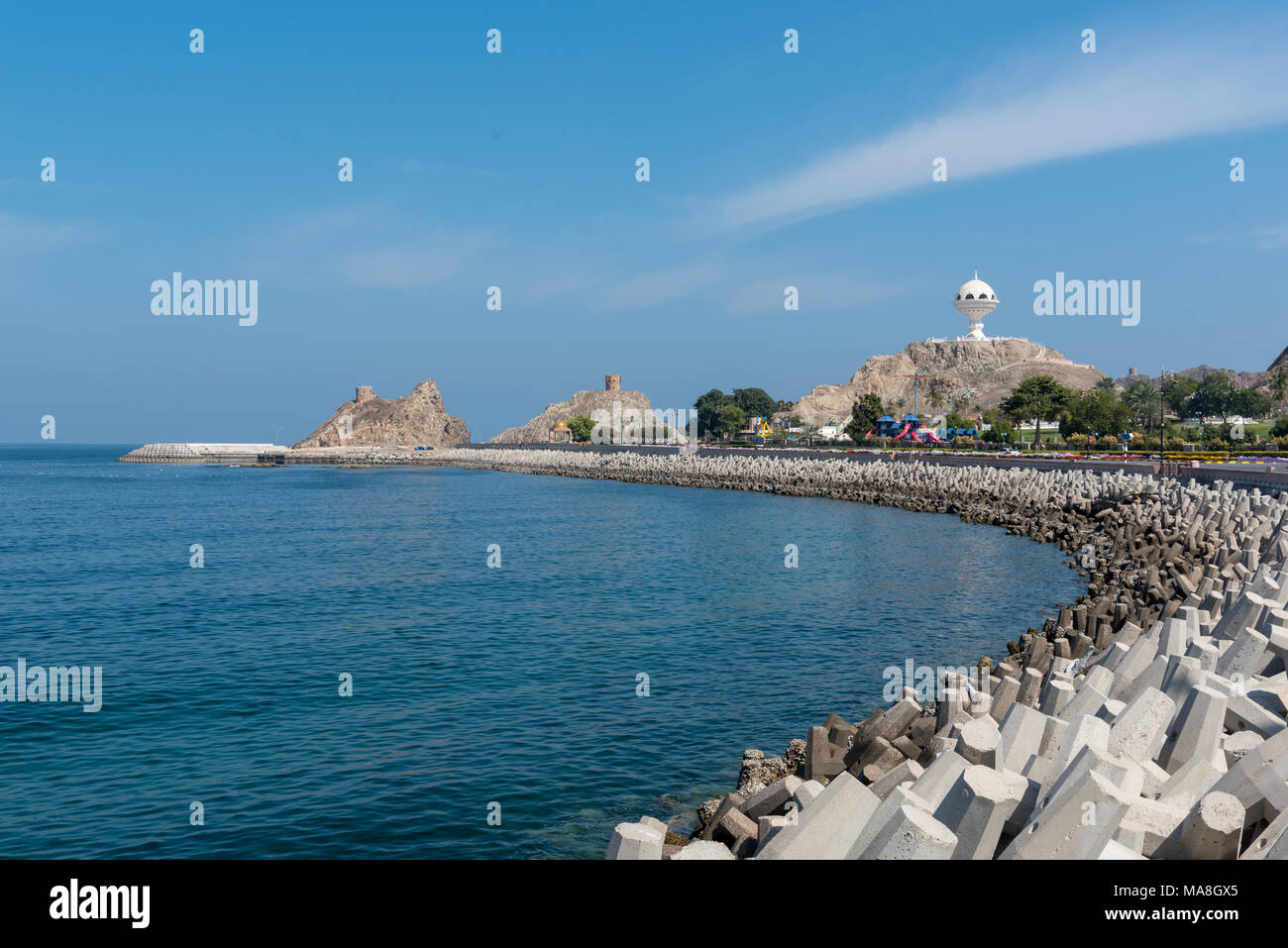 Costa di Mutrah (vecchia Muscat) in Oman con Riyam park, antiche torri di avvistamento e frangiflutti visibile Foto Stock